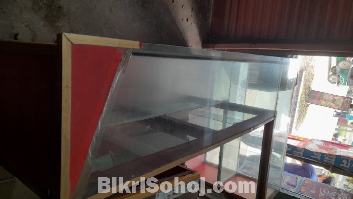 কাঠ ও গ্লাসের সমন্বয়ে তৈরি অত্যন্ত শক্তিশালী একটি রেক।